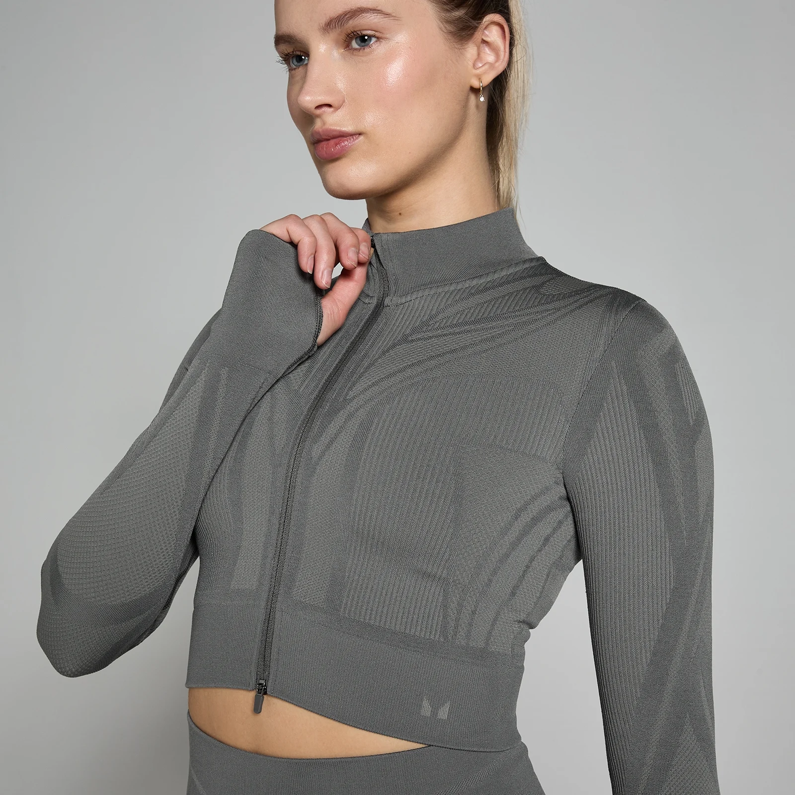 MP Ženska brezšivna jakna Tempo Ultra Geometric Crop – barva oglja - XS Slika 1